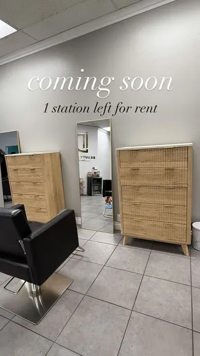 https://cdn.salonspotlight.com/photos/6GMidWF2wu62pGouSlSf/1892e7c3-96c9-4767-bb61-55e216140ca3_720x720