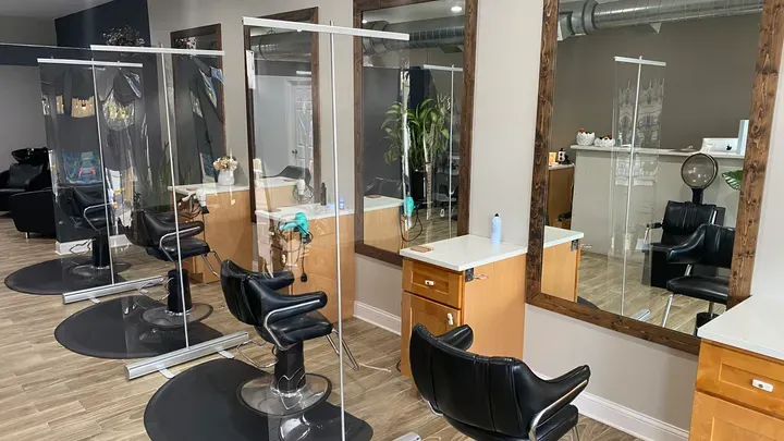 https://cdn.salonspotlight.com/photos/6HCF0S9f2bd1w6wZ2lG5/04e4e510-49af-465a-b141-4ed0db293b5b_720x720