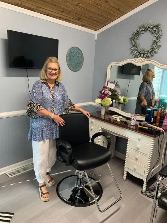 https://cdn.salonspotlight.com/photos/6HpZI9elIbKy8zexWp88/194705e0-2935-420d-a7c6-de773727181b_720x720