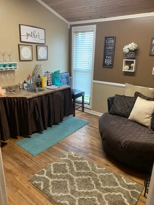 https://cdn.salonspotlight.com/photos/6HpZI9elIbKy8zexWp88/22a9a46e-9a42-4c5e-9534-12cca91fdd8b_720x720