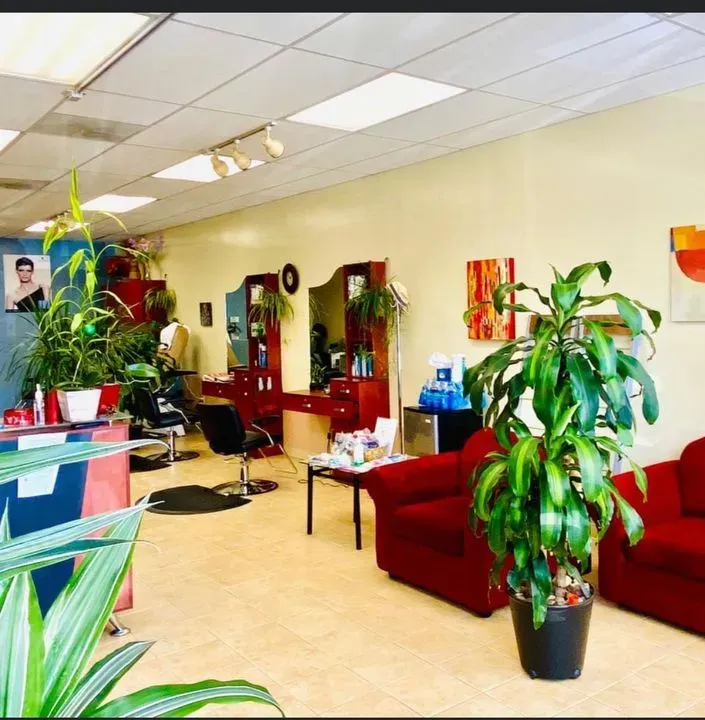 https://cdn.salonspotlight.com/photos/6IcUekQ59IvGzofElci4/b23619b2-d1ac-43f7-8d95-4b073261d7b6_720x720