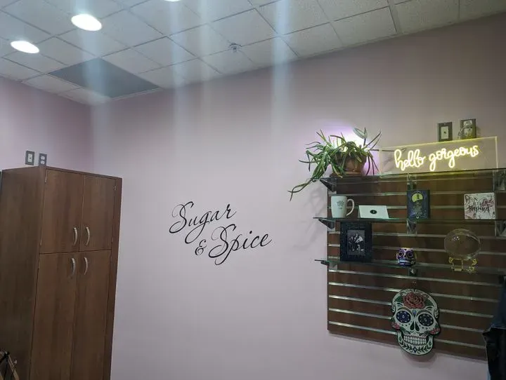 https://cdn.salonspotlight.com/photos/6JCApmUiNT1iMwcWbnG3/2830e551-b6d5-4db1-bef4-d31015bcc3d8_720x720