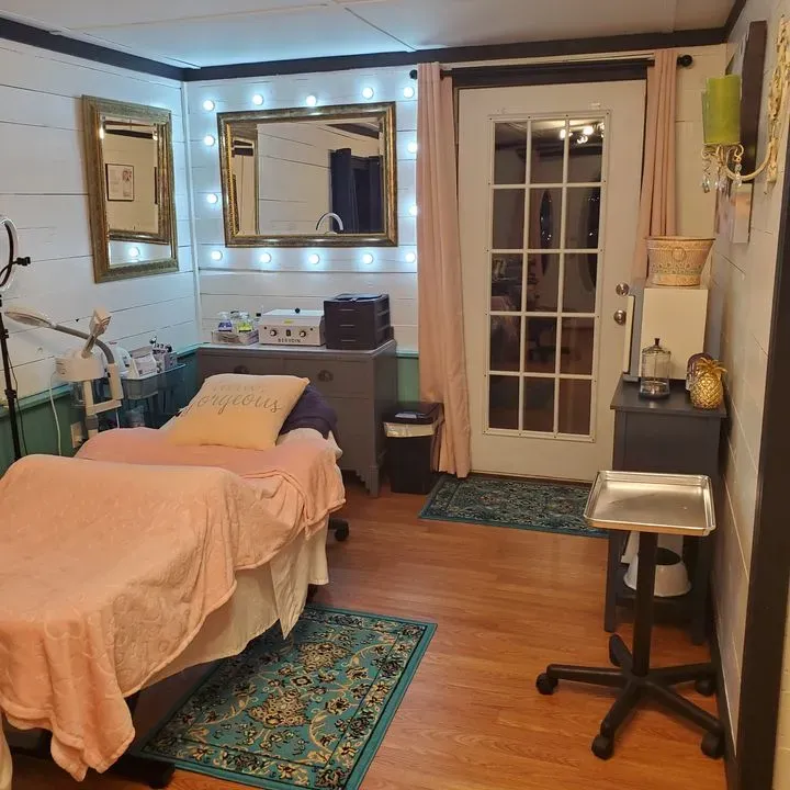 https://cdn.salonspotlight.com/photos/6JklXEkRWzFfML9lry7c/c1e7a15d-0af5-4b3a-a2dd-3866031167a9_720x720