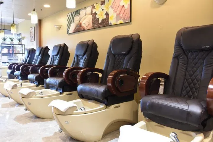 https://cdn.salonspotlight.com/photos/6KCOMmVUYTfKsIrsBxfr/b22f4972-a675-4d55-8c7f-589435cd1484_720x720