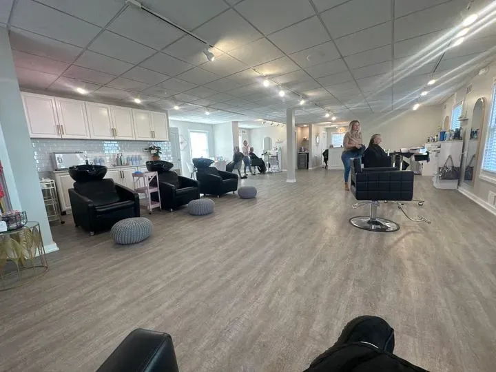 https://cdn.salonspotlight.com/photos/6Kug3VqSWBzObvgZxjEy/3ec1880f-f83d-4fef-998a-84a50e62001c_720x720