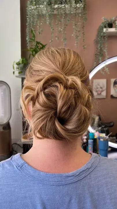 https://cdn.salonspotlight.com/photos/6LAkFWTtUs62gG5BCYOL/5777d955-b571-4208-89fa-aacd4ff48c92_720x720