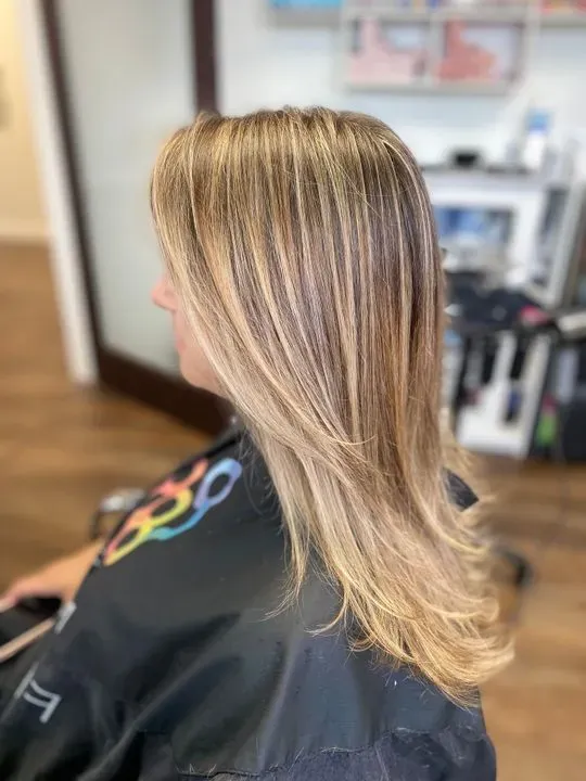https://cdn.salonspotlight.com/photos/6LAkFWTtUs62gG5BCYOL/a6c175a4-74fb-4a37-b7f1-6ff069cf1ef3_720x720
