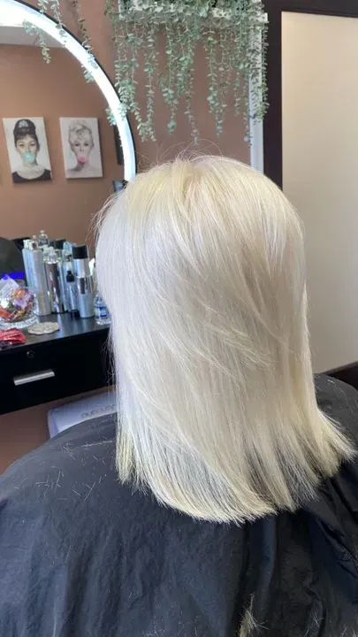 https://cdn.salonspotlight.com/photos/6LAkFWTtUs62gG5BCYOL/f1ee6715-b74a-45a4-9d7c-ed17411cfa7f_720x720