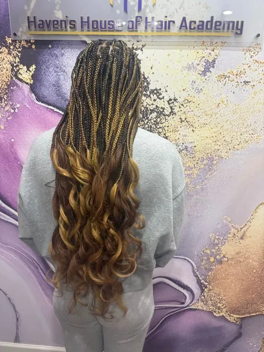 https://cdn.salonspotlight.com/photos/6LjNidwNlddcAnPnRLJN/581fc65d-4d59-43c9-b877-5fe26b1c3d03_720x720