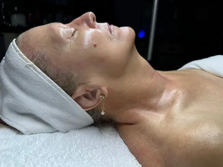 https://cdn.salonspotlight.com/photos/6MyErpdTmqSddaEspjkh/04ed9e1c-238f-4da4-a94b-a29bdc2d3387_720x720