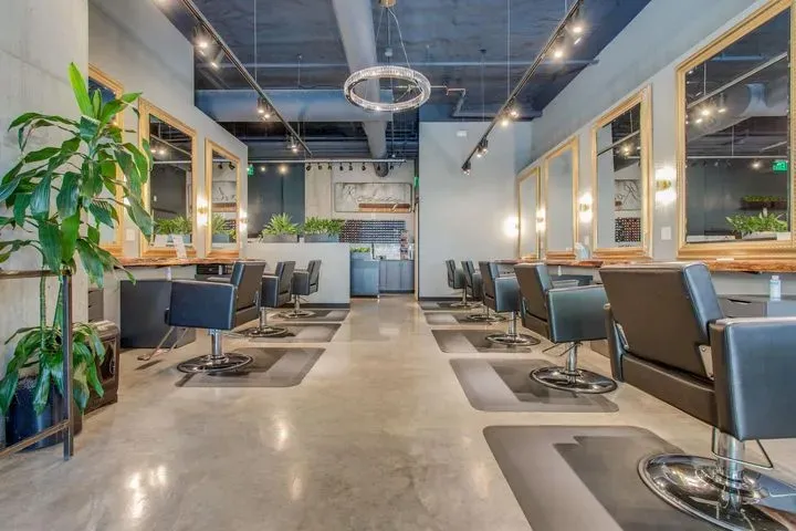 https://cdn.salonspotlight.com/photos/6Ne7mWAR3PX3VAQuAAvu/c93c9788-5ff4-47c8-94cc-c40eaa6c7714_720x720