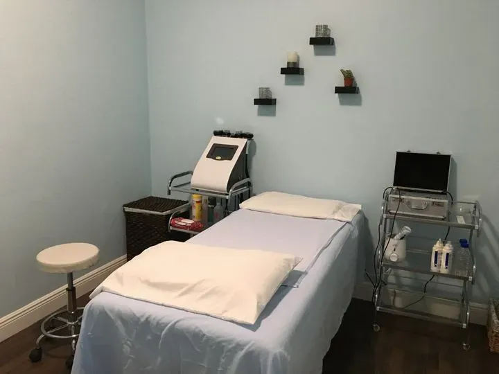 https://cdn.salonspotlight.com/photos/6PVFKFg4puultD67PY65/5d012ef1-a5b0-478b-ad6d-dd1ed4340e70_720x720