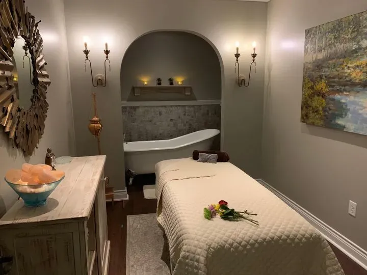 https://cdn.salonspotlight.com/photos/6QoNaWbDhYJVmBT85py9/bf42e395-b5cd-4638-a929-abbd549ce76e_720x720