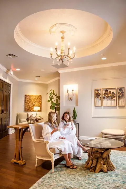 https://cdn.salonspotlight.com/photos/6QoNaWbDhYJVmBT85py9/bf85ed25-daad-4ab4-9da9-17f7081993b7_720x720