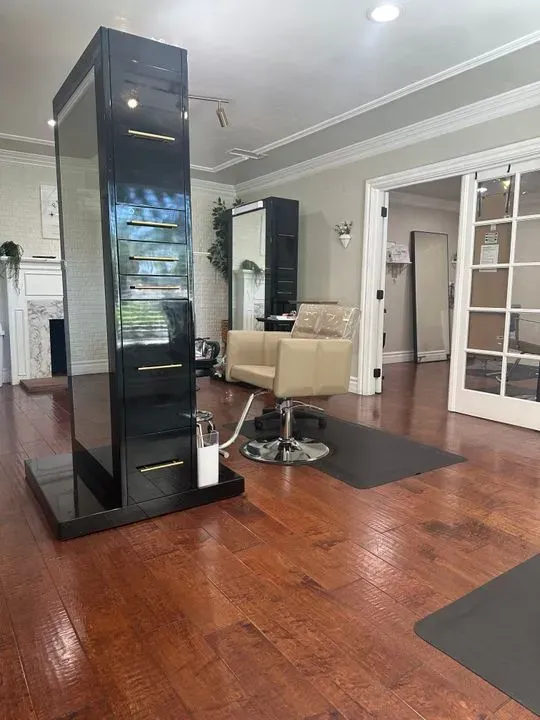 https://cdn.salonspotlight.com/photos/6RwkUkTVEJqQWeRmgcJB/6cc33c8d-ac26-4cc2-a267-5fb1a3a10d93_720x720