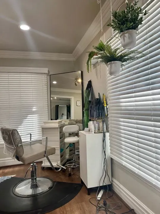 https://cdn.salonspotlight.com/photos/6RwkUkTVEJqQWeRmgcJB/7320730e-3953-461f-857c-552f599b74e5_720x720
