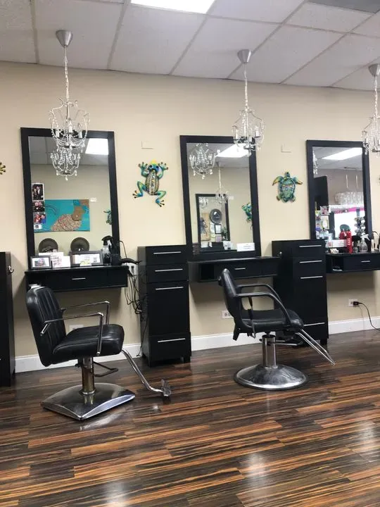 https://cdn.salonspotlight.com/photos/6Sy7R1bkVW4V0XNUui2N/2cb68e04-8b04-463a-b94a-33b2a69ad5cd_720x720