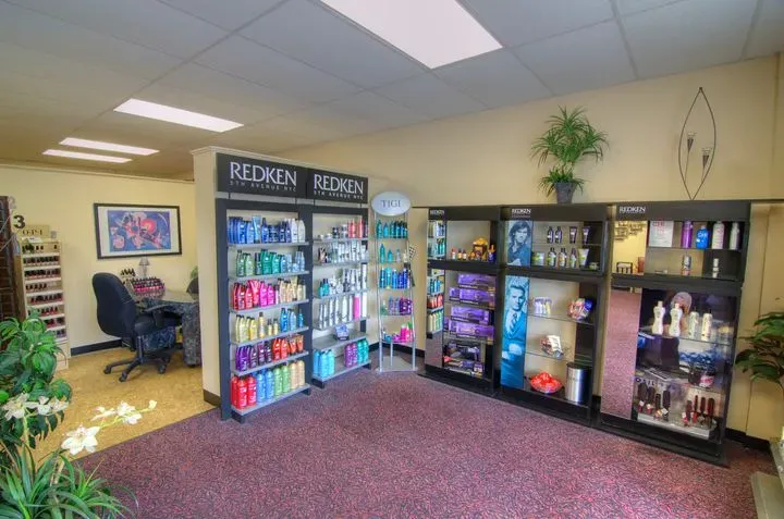 https://cdn.salonspotlight.com/photos/6Ujc6Rr0OeHjTpGMQqTB/0caca30b-a0dd-4c17-bfe3-630e0b2d479b_720x720