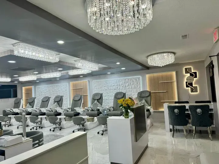 https://cdn.salonspotlight.com/photos/6WKymrxg2Txms6PRtrPp/f8446deb-6373-43b3-a0d3-6147402225d3_720x720