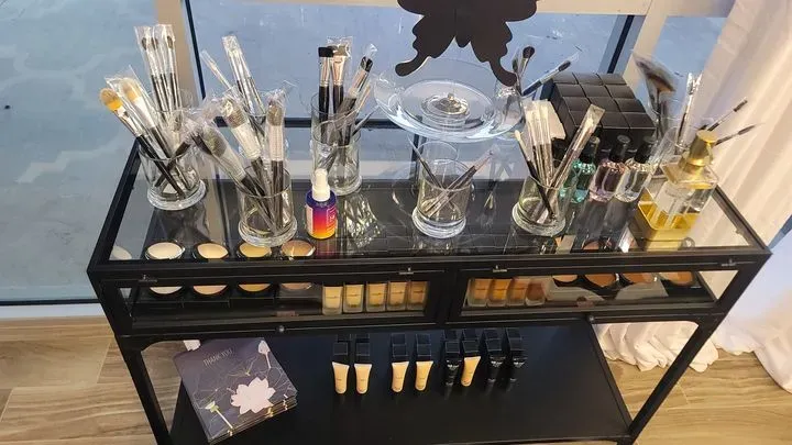 https://cdn.salonspotlight.com/photos/6WtxxgzBBQJZYDeJ3pw4/11638815-9224-4451-82bb-a0613853149d_720x720