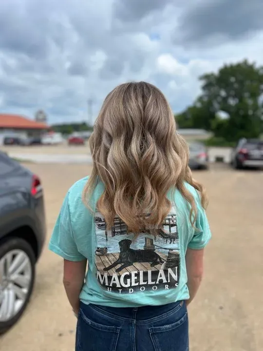https://cdn.salonspotlight.com/photos/6YRv1hGeSB3tlEzooW4w/0843bc55-19e0-4bd7-bd78-211205a4b231_720x720
