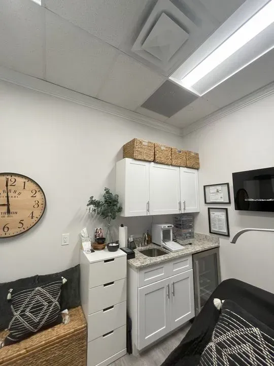 https://cdn.salonspotlight.com/photos/6aJdZYPUaRahf9IPzLP2/3393948e-23e9-48a4-b218-60d02cddd633_720x720