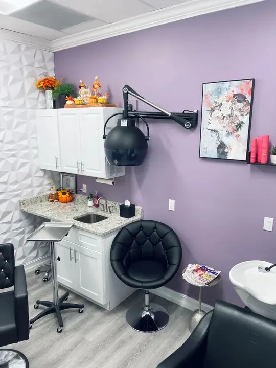 https://cdn.salonspotlight.com/photos/6aJdZYPUaRahf9IPzLP2/4fdf4dd3-906e-4a17-9ce6-67112b030a84_720x720