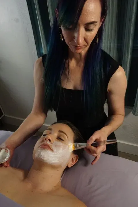 https://cdn.salonspotlight.com/photos/6bkESqnj3gIYQsV6whny/5fe5f13f-2431-4b02-9c3c-0f9041072730_720x720
