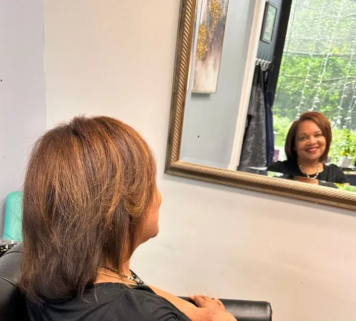 https://cdn.salonspotlight.com/photos/6g4NfhoXbuUtO5K4frIm/d4f71347-2537-4694-b13b-dee1b9e2aeea_720x720