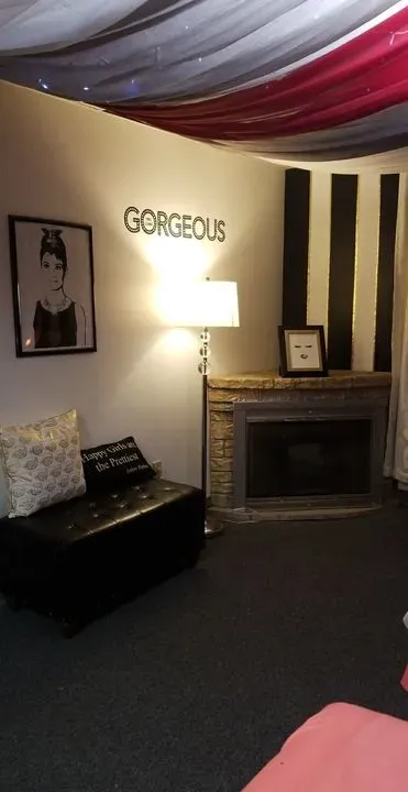 https://cdn.salonspotlight.com/photos/6hWRu9oBKANfZEWXfQeW/2a4fd0cc-f6f6-4188-bdee-4c132f81d3d8_720x720