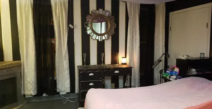 https://cdn.salonspotlight.com/photos/6hWRu9oBKANfZEWXfQeW/5a6c7e9a-bc84-429b-8e35-c79c34393367_720x720