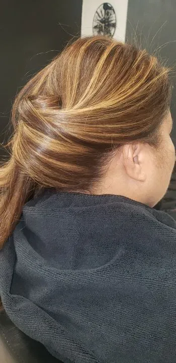 https://cdn.salonspotlight.com/photos/6iMWc0cDVDVakPQ0FAtv/cd314a4a-bf9d-445a-b3c7-cfb6bdbcab5f_720x720