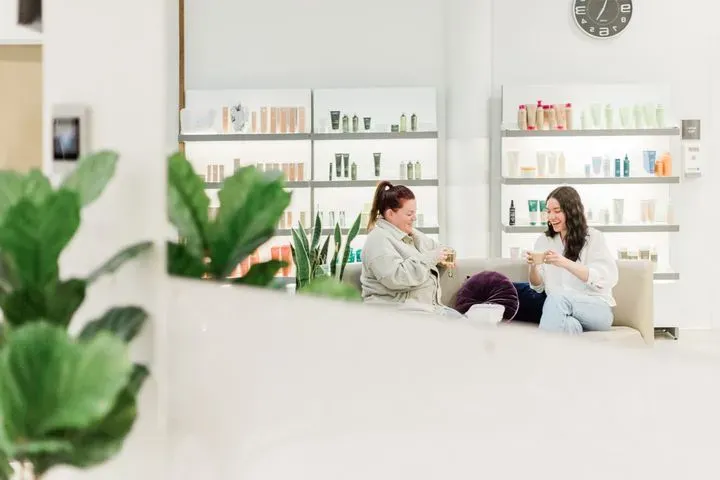 https://cdn.salonspotlight.com/photos/6jCyXI9R11KCcIKhCHca/8b3dbec3-19d2-4fb9-adff-e78726e039a2_720x720