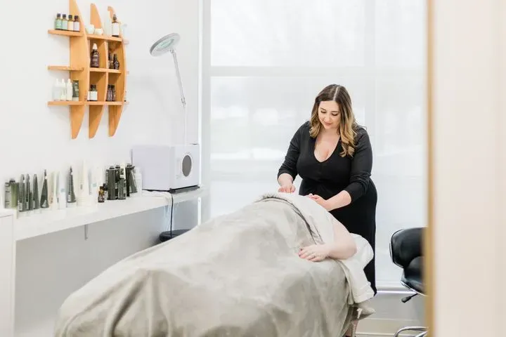 https://cdn.salonspotlight.com/photos/6jCyXI9R11KCcIKhCHca/ee5129f8-ba10-4643-b972-74e795c7057c_720x720
