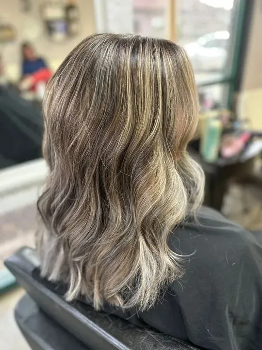 https://cdn.salonspotlight.com/photos/6juQWFlHPPr98AK4uEXW/9e98e9cd-faf3-40b0-ab39-c83b6739563a_720x720