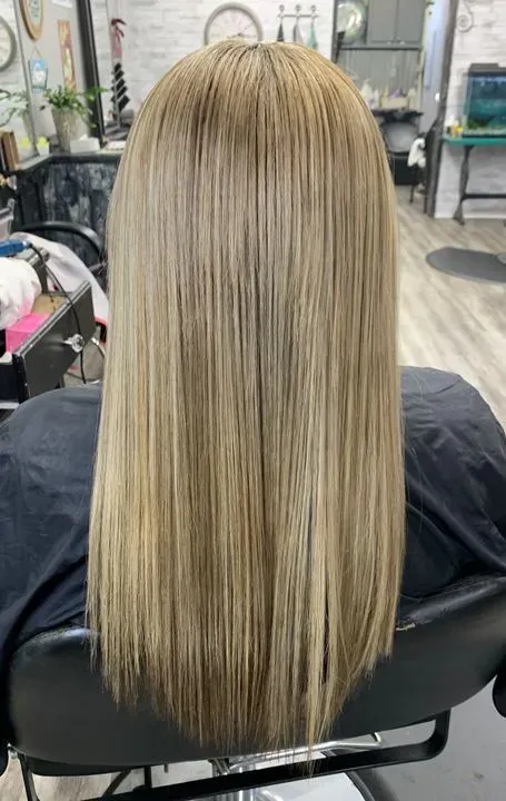 https://cdn.salonspotlight.com/photos/6lECrJOyxODv9ptNUj1O/6b60a5e9-b101-4cfd-8642-7e8a45325a3c_720x720