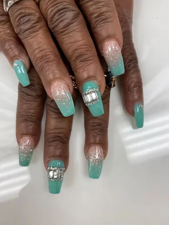 https://cdn.salonspotlight.com/photos/6lNTYQlvF2ZtVCazeJfC/b5b6e039-2201-4b05-8c50-20c8de97782d_720x720