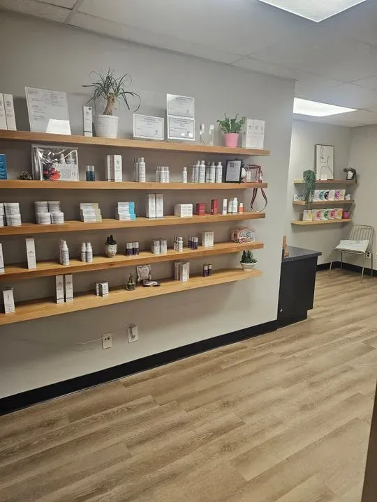 https://cdn.salonspotlight.com/photos/6nA17SfI1pOmhfS3F9Yh/a455d558-287f-4f52-9140-b4615787fc03_720x720