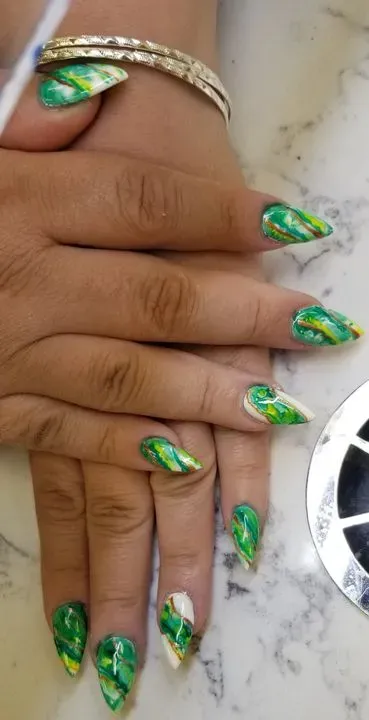 https://cdn.salonspotlight.com/photos/6nHPtyYfaPdofT2ahYwQ/9c7713bc-a883-4791-8830-ddacf77bc2c3_720x720