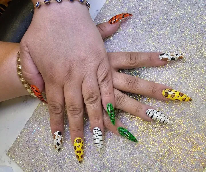 https://cdn.salonspotlight.com/photos/6nHPtyYfaPdofT2ahYwQ/bf1bd3ce-3ec6-4621-9b16-d09385831713_720x720