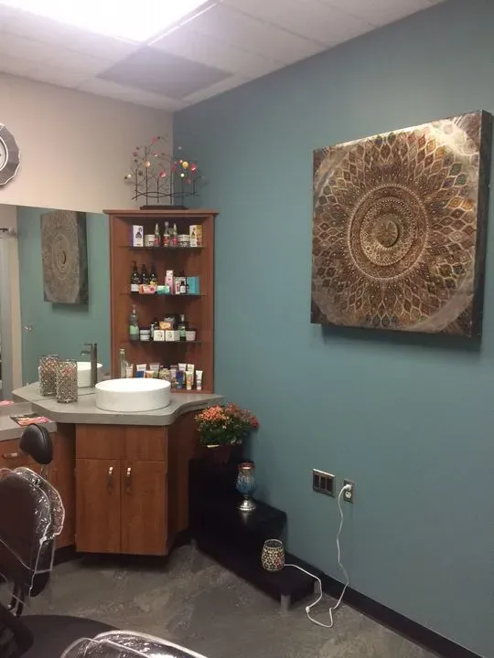 https://cdn.salonspotlight.com/photos/6nsQnUOp09nhlHTQq3mm/47efae29-30cc-4616-ad2f-cd130377f42c_720x720