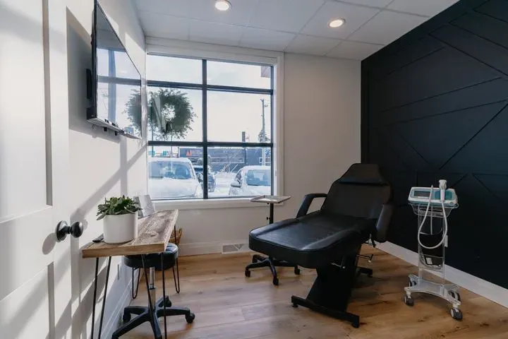 https://cdn.salonspotlight.com/photos/6oLHtjnDS2pwv9KDGLJH/efcfb89f-8c04-4819-b81a-aa89d1e9206d_720x720