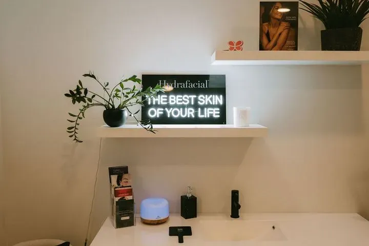 https://cdn.salonspotlight.com/photos/6oLHtjnDS2pwv9KDGLJH/f795fc39-bf00-4f72-8fe6-6d58cd3261e0_720x720