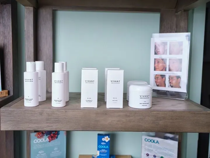 https://cdn.salonspotlight.com/photos/6oLJNhZDmCrBnQ9oIimz/0cfbff25-50cd-4d04-9f6d-6563498afafe_720x720
