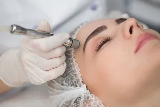 https://cdn.salonspotlight.com/photos/6pJLooRfVhrOuh75N3sc/abb664fb-42fc-49a6-b702-7544694a8bed_720x720
