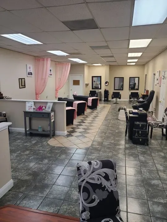 https://cdn.salonspotlight.com/photos/6pmpaYNBBoIGdorYIvfO/d4e3ac4e-adcd-4a26-8240-43de639d8c62_720x720