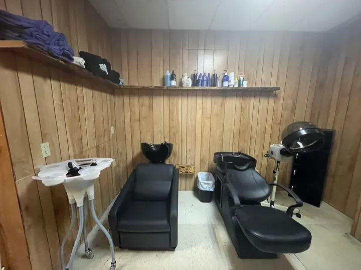 https://cdn.salonspotlight.com/photos/6rDFx05Hy8aUNuUVKL3S/ff25a1d7-cebf-43d5-8fbd-e1a9c6e72a44_720x720