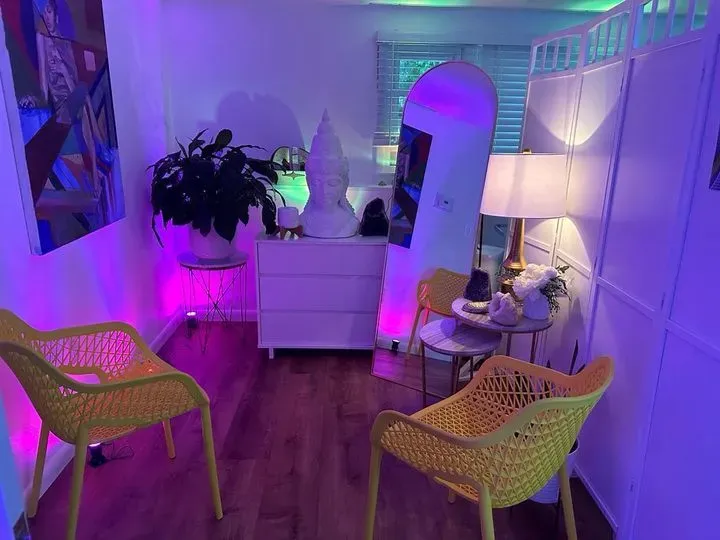 https://cdn.salonspotlight.com/photos/6s287v2eHUltuYjqKIjI/cc405a73-6d22-4284-8941-b22c09b1e7da_720x720