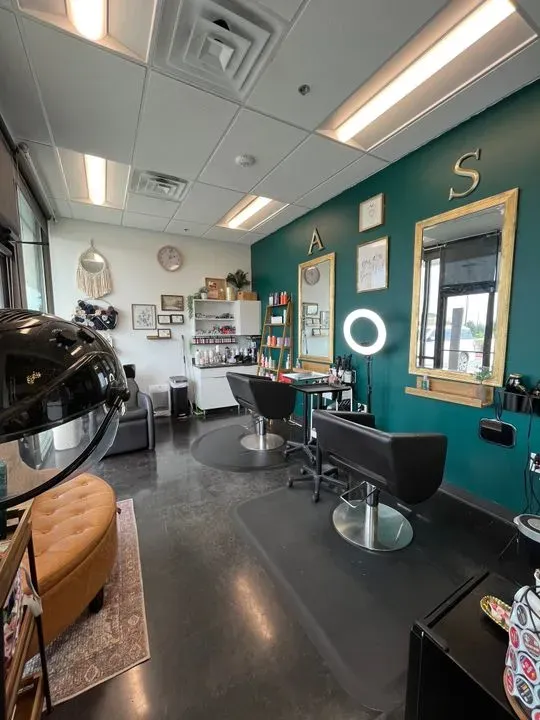 https://cdn.salonspotlight.com/photos/6vABHJVOydUFsdog4KHj/063e1b14-f160-4d04-9fff-0f5ba5f0b832_720x720