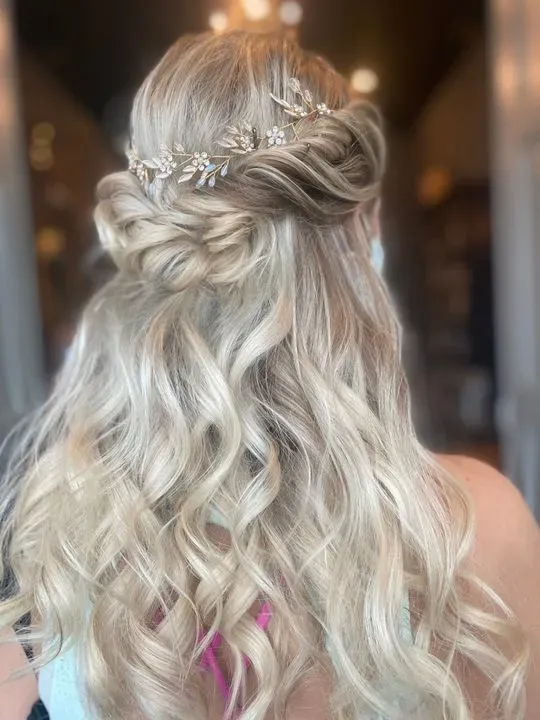 https://cdn.salonspotlight.com/photos/6vABHJVOydUFsdog4KHj/7f2770f4-7df6-41be-ae74-78e64e37fb37_720x720